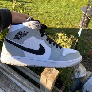 10.5 Jordan retro 1 mid light smoke grey